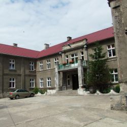 Pałac w Warszewicach - obecnie budynek szkoły podstawowej
