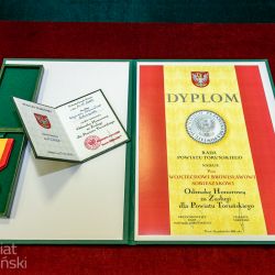 2020-12-09 wręczenie Odznaki Honorowej za zasługi dla PT (2)
