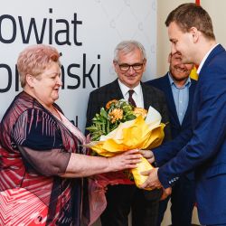 2021-06-24 XXVII Sesja Rady Powiatu Toruńskiego - kwiaty dla p. Skarbnik (13)