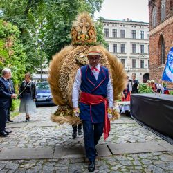 www_dożynkowe wieńce przed katedrą (38)