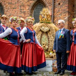 www_dożynkowe wieńce przed katedrą (21)