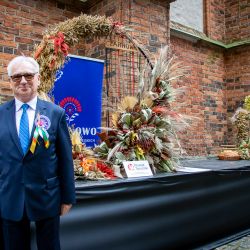www_dożynkowe wieńce przed katedrą (18)