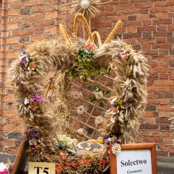 www_dożynkowe wieńce przed katedrą (11)