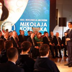 2023_02_20_premier_morawiecki_na_obchodach_kopernikanskich_030