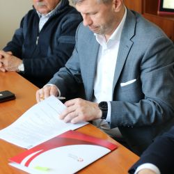 2023-12-01 podpisanie umowy projekt budynku PPP w Chełmży oddział Wielka Nieszawka (10)