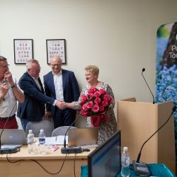 Przekazanie kwiatów dla pani skarbnik