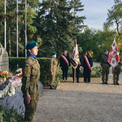 2024-10-20 Toruń zlożenie wieńca pod pomnikiem Popiełuszki 7