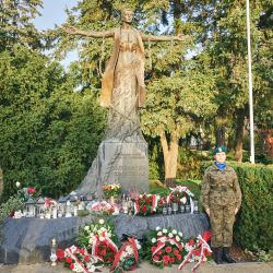 2024-10-20 Toruń zlożenie wieńca pod pomnikiem Popiełuszki 14