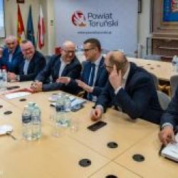 2025-02-25 Spotkanie wojewody z samorząowcami powiatu toruńskiego i ZKiOC (6)