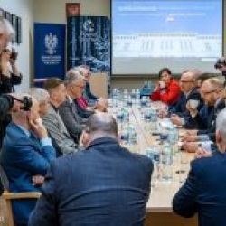 2025-02-25 Spotkanie wojewody z samorząowcami powiatu toruńskiego i ZKiOC (10)