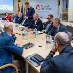 2025-02-25 Spotkanie wojewody z samorząowcami powiatu toruńskiego i ZKiOC (14)