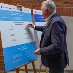 Złożenie podpisu na pamiątkowej tablicy przez Wicestarostę Toruńskiego Tomasza Zakrzewskiego