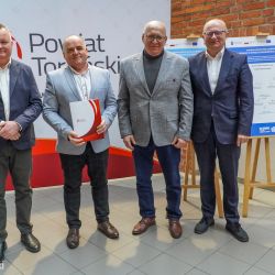 Sygnatariusze umowy partnerskiej projektu "Powiatowi Fachowcy" - reprezentanci powiatu toruńskiego i...