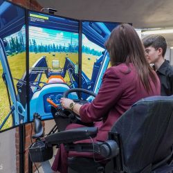 Jazda próbna na symulatorze maszyn podczas uroczystej inauguracji projektów "Powiatowi Fachowcy" i "EU-geniusz w świecie...