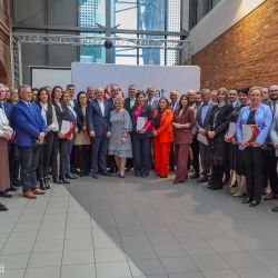 Pamiątkowe, wspólne zdjęcie sygnatariuszy umowy partnerskiej projektu "Powiatowi Fachowcy" i "EU-geniusz w świecie...