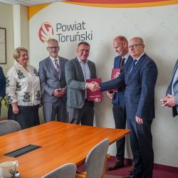 2025-05-23 Podpisanie umowy na drogę rowerową Lubicz Brzeźno (35)
