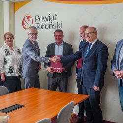 2025-05-23 Podpisanie umowy na drogę rowerową Lubicz Brzeźno (40)