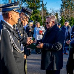 2025-11-15 Przekazanie samochodu gaśniczego OSP Lubicz Dln._medale za zasługi dla Powiatu Toruńskiego (43)