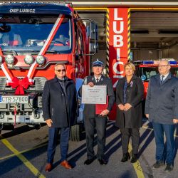 2025-11-15 Przekazanie samochodu gaśniczego OSP Lubicz Dln._medale za zasługi dla Powiatu Toruńskiego (57)