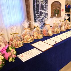 na zdjęciu widoczne są upominki i gratulacje dla uczestników konkursu Społecznik Roku Powiatu Toruńskiego 2025