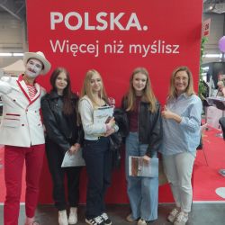uczennice z ZS nr 1 CKP w Aleksandrowie Kujawskim na targach Tour Salon 2025 w Poznaniu