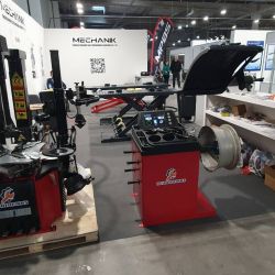 uczniowie z ZS CKU w Gronowie na targach Warsaw Motor Show 2025 w Warszawie